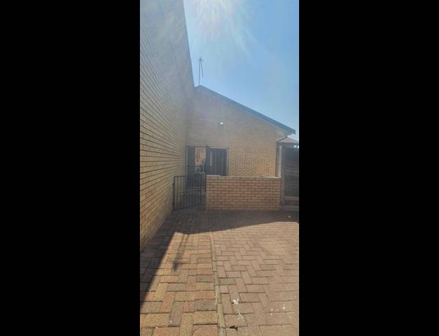 3 BEDROOM HOUSE FOR SALE IN LENNOXTON